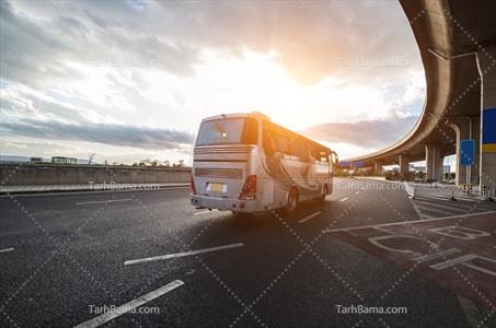 تصویر با کیفیت اتوبوس در جاده موقع غروب